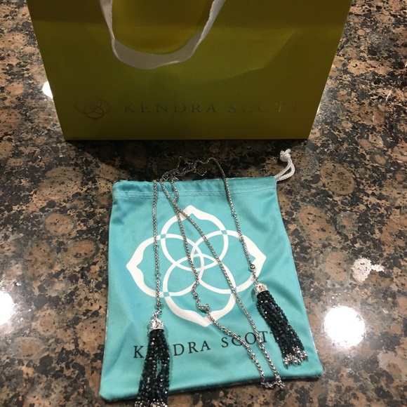 Kendra Scott Jewelry - Kendra Scott Necklace Annora Lariat spinal silver